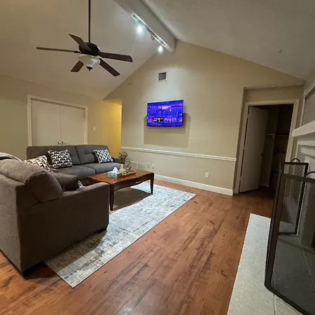 3 Bedroom House Near The Lake